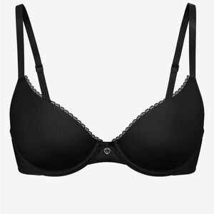 Victoria's Secret Black & Cream‎ Lace Accent Bras
